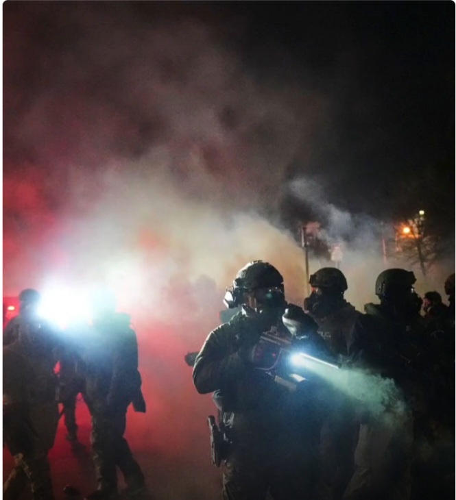 Minneapolis Erupts in Chaos as ICE Protest Turns Violent, Trump Warns of Troop Deployment