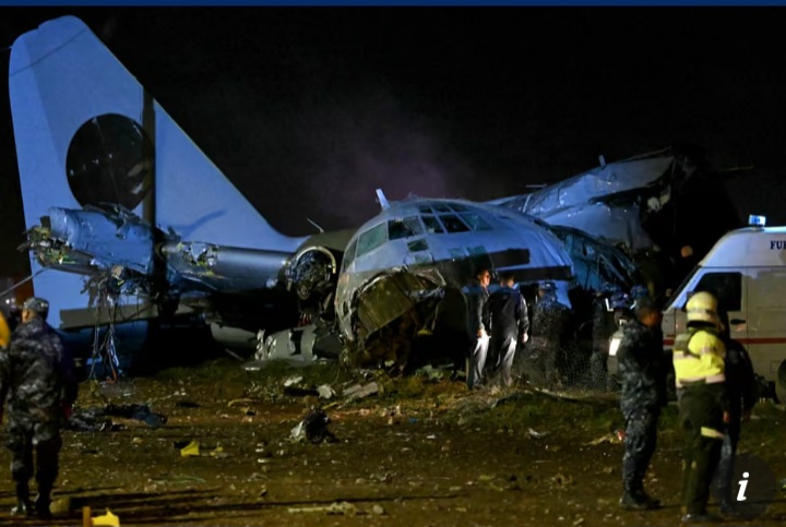 At least 20 dead after military plane crashes near Bolivia’s capital, scattering banknotes and triggering chaotic scenes