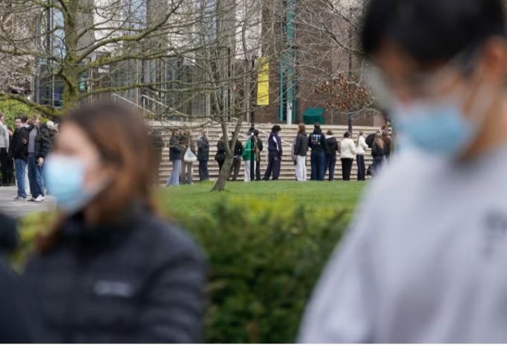Meningitis Outbreak Leaves Two Dead and 11 Infected at English University