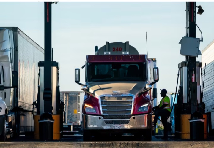 US Long-Haul Truckers Struggle as Diesel Prices Surge to $5